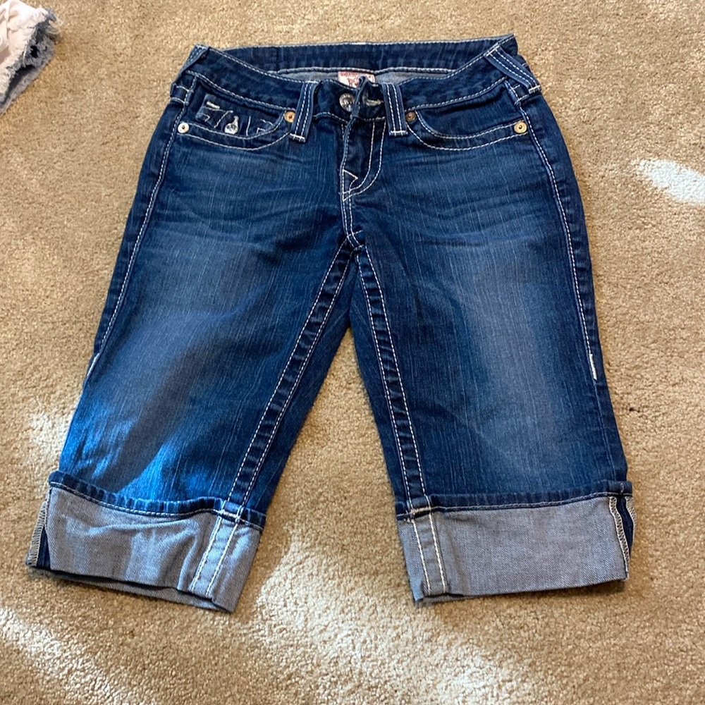 I am selling so capris jeans.